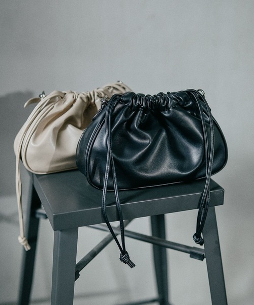 LEPSIM（レプシィム）の「ドロストスクエアバッグ　578196（ショルダーバッグ・レディース・ベージュ/ガンメタ/ブラック・ONE SIZE）」の2枚目の写真