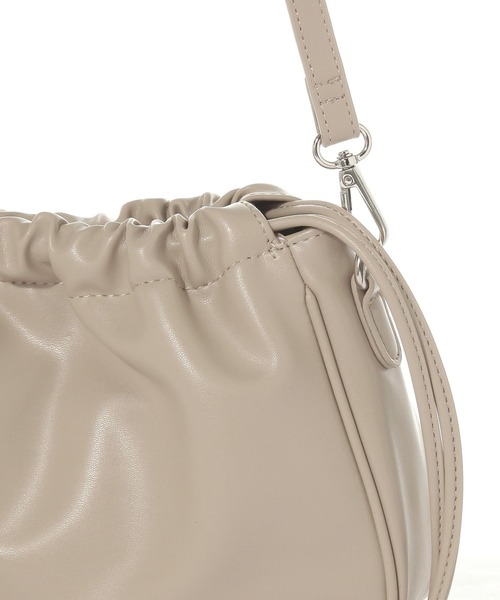 LEPSIM（レプシィム）の「ドロストスクエアバッグ　578196（ショルダーバッグ・レディース・ベージュ/ガンメタ/ブラック・ONE SIZE）」の13枚目の写真