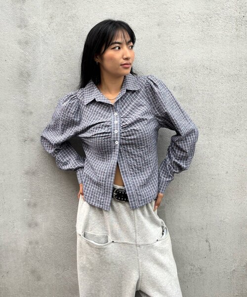 WHO'S WHO gallery(フーズフーギャラリー)の「パフスリーブギャザーブラウス(シャツ/ブラウス・レディース・ブラウン/グリーン/ネイビー・FREE)」の4枚目の写真