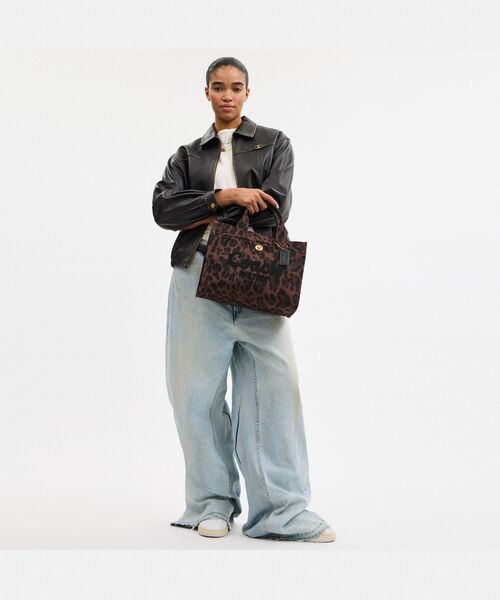 COACH（コーチ）の「カーゴ トート・レオパード プリント（トートバッグ・レディース・ブラウン系その他・ONE）」の2枚目の写真