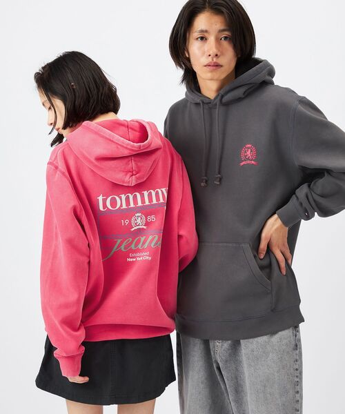 tommy jeans(トミー ジーンズ)の「ウォッシュドクレストレギュラーフィットパーカー(スウェット・メンズ・ブラック/チェリーピンク/ライトグレー・X-LARGE/SMALL/MEDIUM/LARGE)」の4枚目の写真
