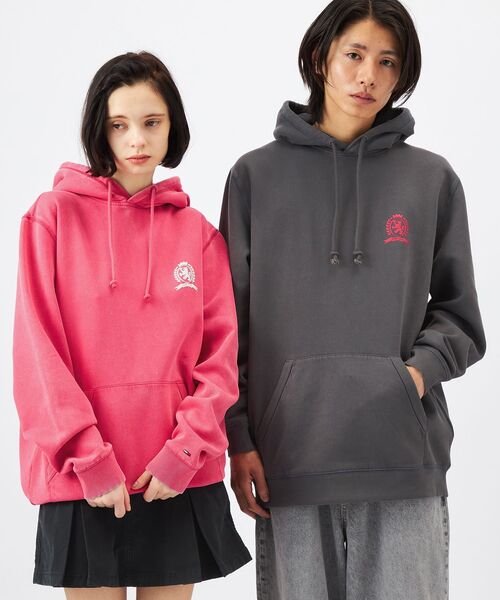 tommy jeans(トミー ジーンズ)の「ウォッシュドクレストレギュラーフィットパーカー(スウェット・メンズ・ブラック/チェリーピンク/ライトグレー・X-LARGE/SMALL/MEDIUM/LARGE)」の5枚目の写真