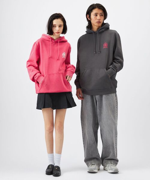 tommy jeans(トミー ジーンズ)の「ウォッシュドクレストレギュラーフィットパーカー(スウェット・メンズ・ブラック/チェリーピンク/ライトグレー・X-LARGE/SMALL/MEDIUM/LARGE)」の6枚目の写真