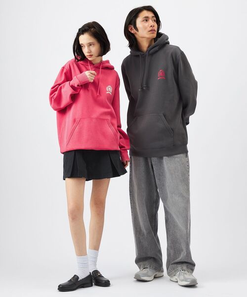 tommy jeans(トミー ジーンズ)の「ウォッシュドクレストレギュラーフィットパーカー(スウェット・メンズ・ブラック/チェリーピンク/ライトグレー・X-LARGE/SMALL/MEDIUM/LARGE)」の7枚目の写真