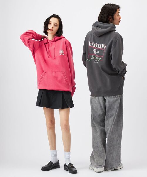 tommy jeans(トミー ジーンズ)の「ウォッシュドクレストレギュラーフィットパーカー(スウェット・メンズ・ブラック/チェリーピンク/ライトグレー・X-LARGE/SMALL/MEDIUM/LARGE)」の8枚目の写真