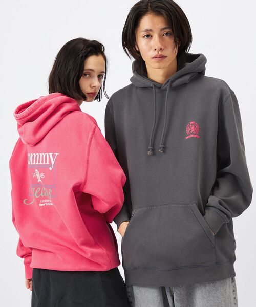 tommy jeans(トミー ジーンズ)の「ウォッシュドクレストレギュラーフィットパーカー(スウェット・メンズ・ブラック/チェリーピンク/ライトグレー・X-LARGE/SMALL/MEDIUM/LARGE)」の9枚目の写真