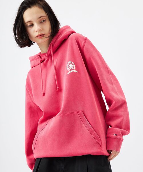tommy jeans(トミー ジーンズ)の「ウォッシュドクレストレギュラーフィットパーカー(スウェット・メンズ・ブラック/チェリーピンク/ライトグレー・X-LARGE/SMALL/MEDIUM/LARGE)」の12枚目の写真
