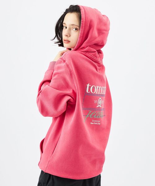 tommy jeans(トミー ジーンズ)の「ウォッシュドクレストレギュラーフィットパーカー(スウェット・メンズ・ブラック/チェリーピンク/ライトグレー・X-LARGE/SMALL/MEDIUM/LARGE)」の13枚目の写真