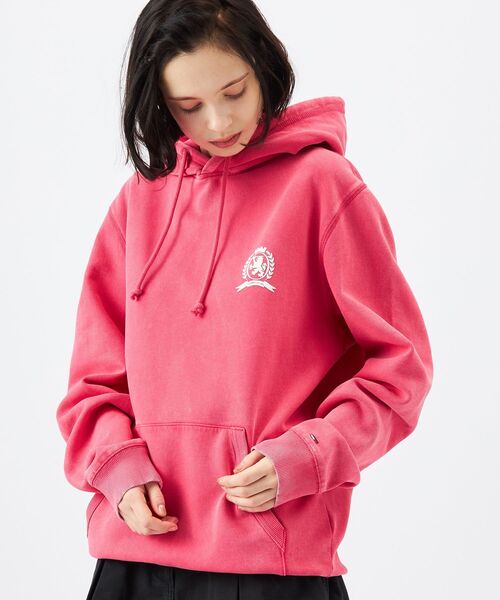 tommy jeans(トミー ジーンズ)の「ウォッシュドクレストレギュラーフィットパーカー(スウェット・メンズ・ブラック/チェリーピンク/ライトグレー・X-LARGE/SMALL/MEDIUM/LARGE)」の14枚目の写真