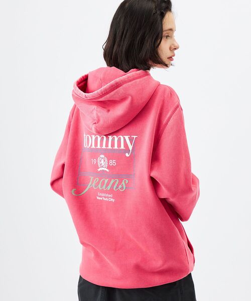 tommy jeans(トミー ジーンズ)の「ウォッシュドクレストレギュラーフィットパーカー(スウェット・メンズ・ブラック/チェリーピンク/ライトグレー・X-LARGE/SMALL/MEDIUM/LARGE)」の15枚目の写真