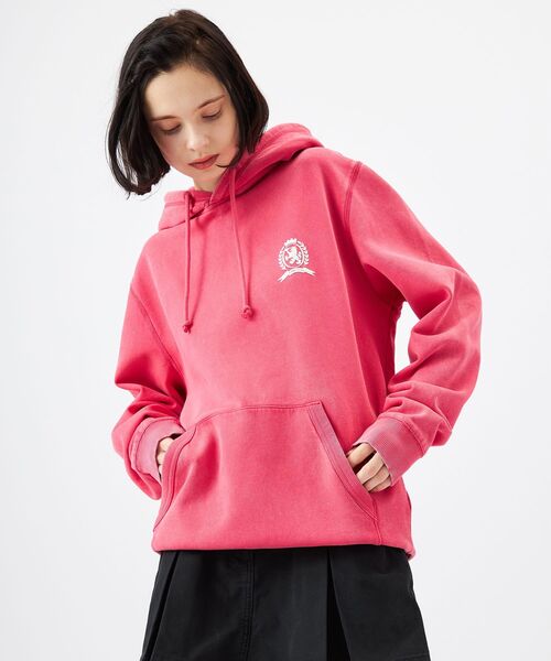 tommy jeans(トミー ジーンズ)の「ウォッシュドクレストレギュラーフィットパーカー(スウェット・メンズ・ブラック/チェリーピンク/ライトグレー・X-LARGE/SMALL/MEDIUM/LARGE)」の18枚目の写真