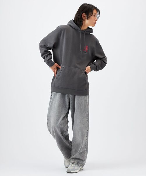 tommy jeans(トミー ジーンズ)の「ウォッシュドクレストレギュラーフィットパーカー(スウェット・メンズ・ブラック/チェリーピンク/ライトグレー・X-LARGE/SMALL/MEDIUM/LARGE)」の22枚目の写真