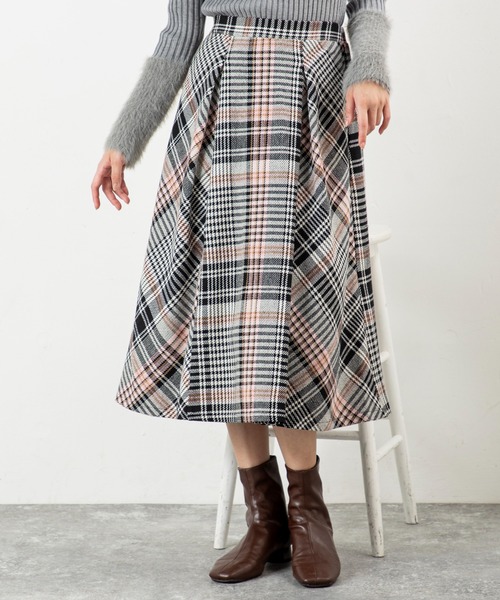 MILLION CARATS(ミリオンカラッツ)の「【大柄チェック×深タックで着痩せ見え】立体感シルエットが叶う上品ツイードスカート深めタックで立体感を出し、歩くたび揺れる美しいシルエット!ウエストゴムで快適にフィットしつつ、体型カバーを叶える優秀デザイン。オフィスにも休日にも馴染む、大人のためのチェックアイテム。(スカート・レディース・ピンク/イエロー・FREE)」の2枚目の写真