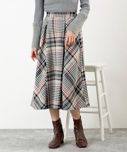 MILLION CARATS(ミリオンカラッツ)の「【大柄チェック×深タックで着痩せ見え】立体感シルエットが叶う上品ツイードスカート深めタックで立体感を出し、歩くたび揺れる美しいシルエット!ウエストゴムで快適にフィットしつつ、体型カバーを叶える優秀デザイン。オフィスにも休日にも馴染む、大人のためのチェックアイテム。(スカート・レディース・ピンク/イエロー・FREE)」の5枚目の写真