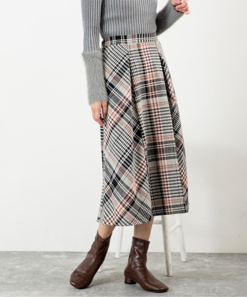 MILLION CARATS(ミリオンカラッツ)の「【大柄チェック×深タックで着痩せ見え】立体感シルエットが叶う上品ツイードスカート深めタックで立体感を出し、歩くたび揺れる美しいシルエット!ウエストゴムで快適にフィットしつつ、体型カバーを叶える優秀デザイン。オフィスにも休日にも馴染む、大人のためのチェックアイテム。(スカート・レディース・ピンク/イエロー・FREE)」の6枚目の写真