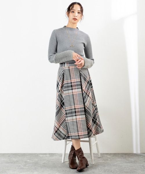 MILLION CARATS(ミリオンカラッツ)の「【大柄チェック×深タックで着痩せ見え】立体感シルエットが叶う上品ツイードスカート深めタックで立体感を出し、歩くたび揺れる美しいシルエット!ウエストゴムで快適にフィットしつつ、体型カバーを叶える優秀デザイン。オフィスにも休日にも馴染む、大人のためのチェックアイテム。(スカート・レディース・ピンク/イエロー・FREE)」の7枚目の写真