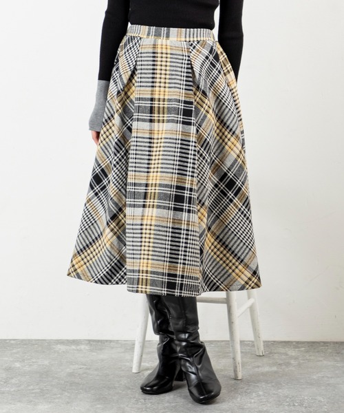 MILLION CARATS(ミリオンカラッツ)の「【大柄チェック×深タックで着痩せ見え】立体感シルエットが叶う上品ツイードスカート深めタックで立体感を出し、歩くたび揺れる美しいシルエット!ウエストゴムで快適にフィットしつつ、体型カバーを叶える優秀デザイン。オフィスにも休日にも馴染む、大人のためのチェックアイテム。(スカート・レディース・ピンク/イエロー・FREE)」の11枚目の写真