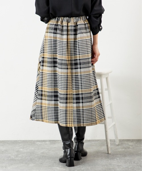 MILLION CARATS(ミリオンカラッツ)の「【大柄チェック×深タックで着痩せ見え】立体感シルエットが叶う上品ツイードスカート深めタックで立体感を出し、歩くたび揺れる美しいシルエット!ウエストゴムで快適にフィットしつつ、体型カバーを叶える優秀デザイン。オフィスにも休日にも馴染む、大人のためのチェックアイテム。(スカート・レディース・ピンク/イエロー・FREE)」の13枚目の写真