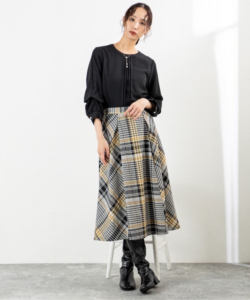 MILLION CARATS(ミリオンカラッツ)の「【大柄チェック×深タックで着痩せ見え】立体感シルエットが叶う上品ツイードスカート深めタックで立体感を出し、歩くたび揺れる美しいシルエット!ウエストゴムで快適にフィットしつつ、体型カバーを叶える優秀デザイン。オフィスにも休日にも馴染む、大人のためのチェックアイテム。(スカート・レディース・ピンク/イエロー・FREE)」の21枚目の写真