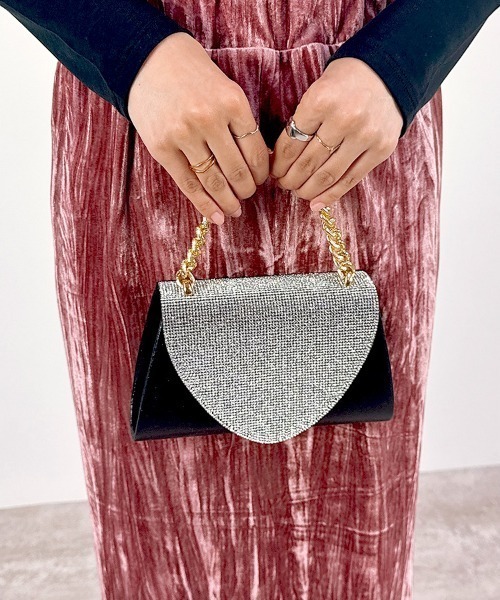 CLOTHY（クロシィ）の「【シンプルな美しさに、上品な輝きをプラス】ラインストーンパーティバッグ（ハンドバッグ・レディース・ブラック/ゴールド・MEDIUM）」の4枚目の写真