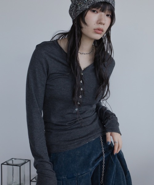 VACANCY(ヴァカンシー)の「ヘンリーネックロングボタントップス(Tシャツ/カットソー・レディース・ネイビー/ホワイト/グレー・FREE)」の3枚目の写真