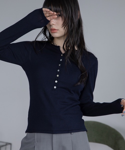 VACANCY(ヴァカンシー)の「ヘンリーネックロングボタントップス(Tシャツ/カットソー・レディース・ネイビー/ホワイト/グレー・FREE)」の10枚目の写真