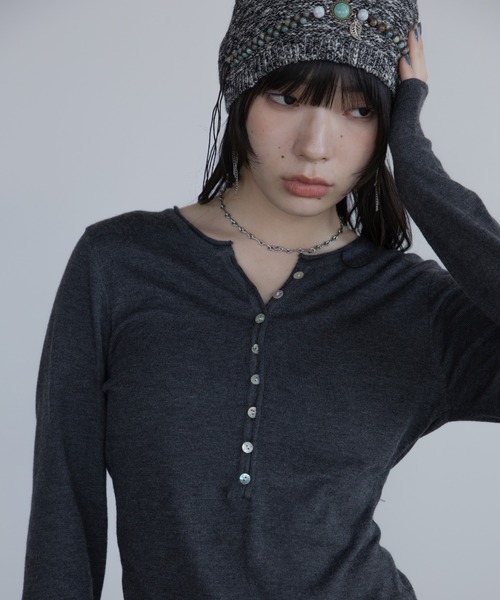 VACANCY(ヴァカンシー)の「ヘンリーネックロングボタントップス(Tシャツ/カットソー・レディース・ネイビー/ホワイト/グレー・FREE)」の15枚目の写真