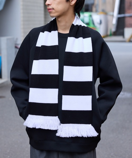 ROOPTOKYO（ループトウキョウ）の「フリンジ付き ボーダー フットボールマフラー（マフラー・メンズ・オレンジ/ブラック系2/グリーン系2/スカイブルー系2/ネイビー系1/ネイビー系2/レッド系2/レッド系3/ブラック系1/ロイヤルブルー/パープル/グリーン系1/スカイブルー系1/レッド系1・FREE）」の2枚目の写真