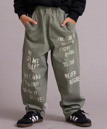 PAIRMANON STREET（ペアマノンストリート）の「ランダムロゴ プリント パンツ【PAIRMANON STREET】（その他パンツ・キッズ）」