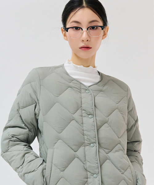 CHASECULT(チェイスカルト)の「女性 軽量ダウン キルティング ジャンパー-DFZG4751C0V(ダウンジャケット/コート・レディース・カーキ・100/85/95/90)」の2枚目の写真