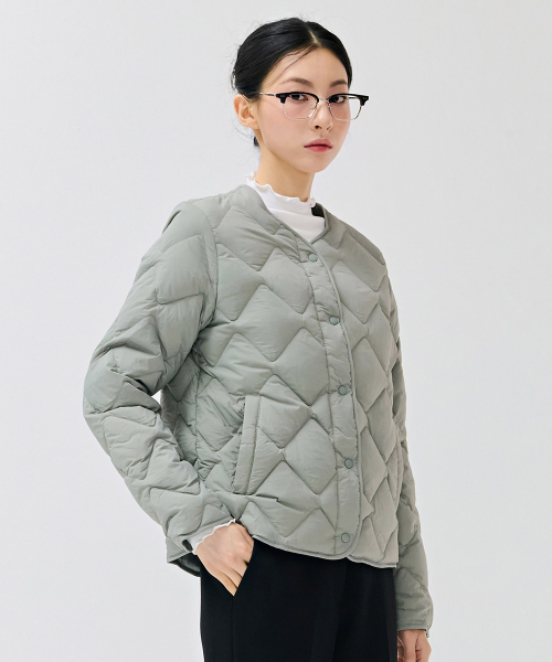 CHASECULT(チェイスカルト)の「女性 軽量ダウン キルティング ジャンパー-DFZG4751C0V(ダウンジャケット/コート・レディース・カーキ・100/85/95/90)」の4枚目の写真
