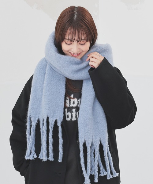Honeys（ハニーズ）の「太フリンジマフラー・無地（マフラー・レディース・ブラウン/レッド/アイボリー/ライトピンク/ブルー・FREE）」の7枚目の写真