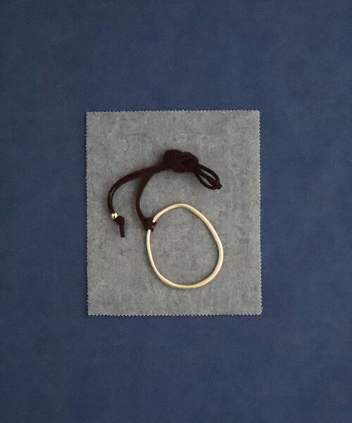 le.coeur blanc(ルクールブラン)の「O スエードコードオーバルネックレス(ネックレス・レディース・ブラウン・FREE)」の3枚目の写真