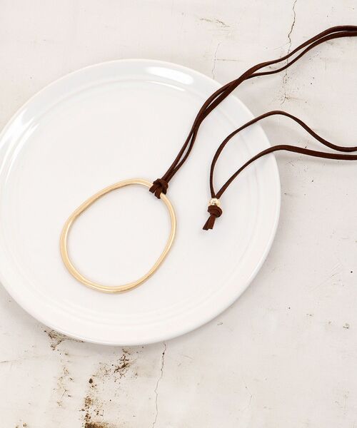 le.coeur blanc(ルクールブラン)の「O スエードコードオーバルネックレス(ネックレス・レディース・ブラウン・FREE)」の4枚目の写真