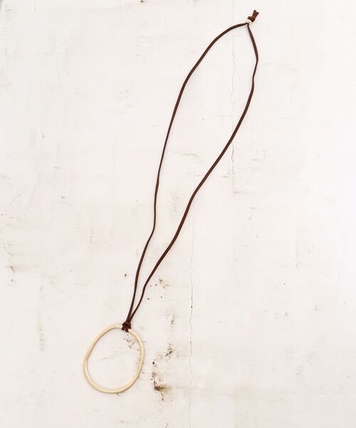 le.coeur blanc(ルクールブラン)の「O スエードコードオーバルネックレス(ネックレス・レディース・ブラウン・FREE)」の5枚目の写真