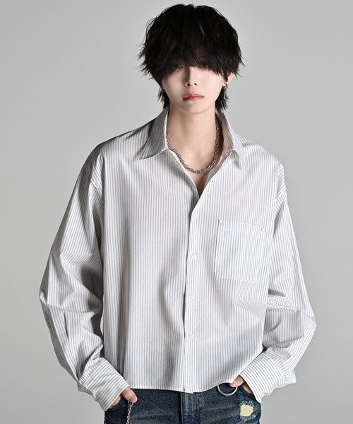 ADRER（アドラー）の「Cropped Regular Collar Silhouette Shirt / クロップド・レギュラーカラー・シルエット・シャツ（シャツ/ブラウス・メンズ・ブルー系1/ホワイト系1/ブラック系1・M/S/XS/L）」の2枚目の写真