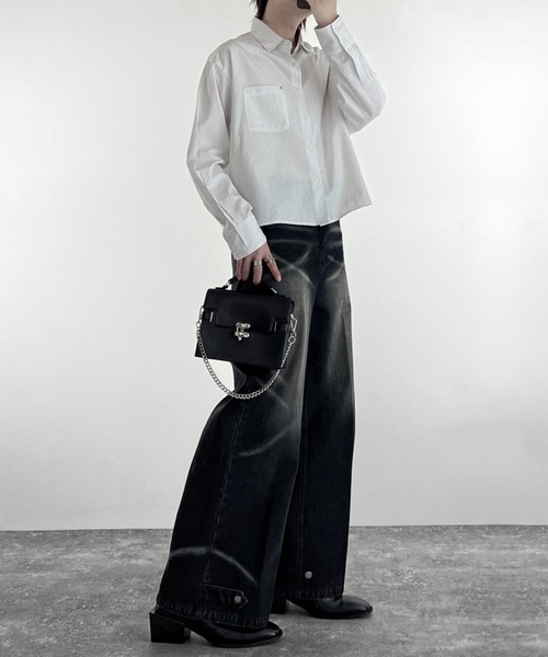 ADRER（アドラー）の「Cropped Regular Collar Silhouette Shirt / クロップド・レギュラーカラー・シルエット・シャツ（シャツ/ブラウス・メンズ・ブルー系1/ホワイト系1/ブラック系1・M/S/XS/L）」の4枚目の写真