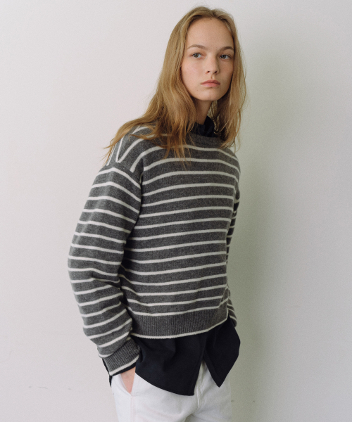 URAGO(ユラーゴ)の「Merino wool stripe knit(ニット/セーター・レディース・ネイビー/ベージュ/ライトグレー・FREE)」の7枚目の写真