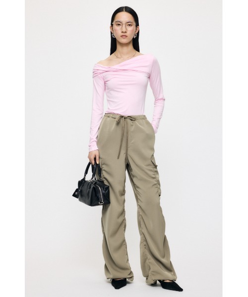 MOUSSY（マウジー）の「ASYMMETRY TWIST NECK トップス（Tシャツ/カットソー・レディース・ブラック/杢グレー/ライトピンク・FREE）」の6枚目の写真