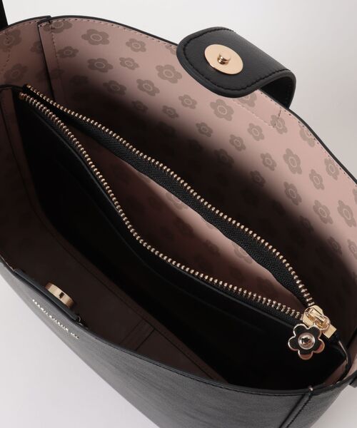 MARY QUANT（マリークワント）の「フリップサイドデイジー ワンショルダー（ショルダーバッグ・レディース・ブラック/ベージュ・FREE）」の18枚目の写真