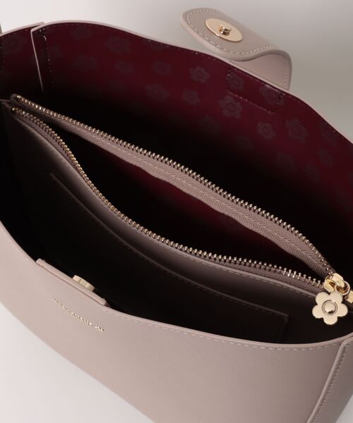 MARY QUANT（マリークワント）の「フリップサイドデイジー ワンショルダー（ショルダーバッグ・レディース・ブラック/ベージュ・FREE）」の19枚目の写真