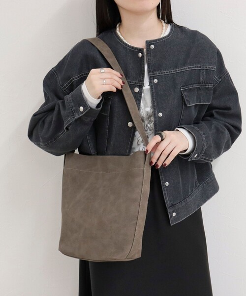 fredy emue（フレディエミュ）の「【BEAURE/ビュレ】ヌバックワンショルバッグ（ショルダーバッグ・レディース・グレイッシュベージュ/ベージュ・FREE）」の2枚目の写真