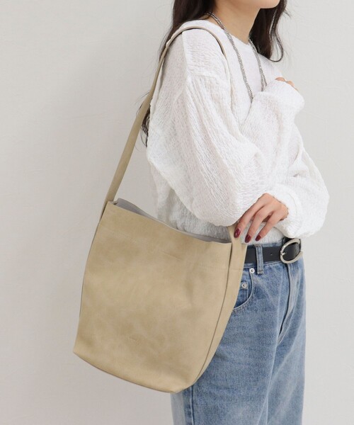 fredy emue（フレディエミュ）の「【BEAURE/ビュレ】ヌバックワンショルバッグ（ショルダーバッグ・レディース・グレイッシュベージュ/ベージュ・FREE）」の3枚目の写真