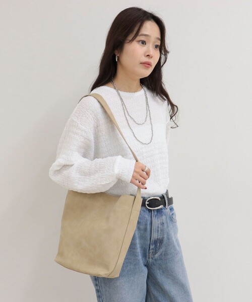 fredy emue（フレディエミュ）の「【BEAURE/ビュレ】ヌバックワンショルバッグ（ショルダーバッグ・レディース・グレイッシュベージュ/ベージュ・FREE）」の4枚目の写真