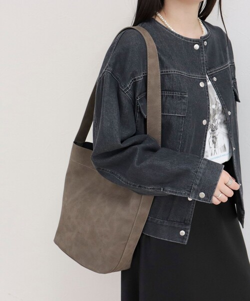 fredy emue（フレディエミュ）の「【BEAURE/ビュレ】ヌバックワンショルバッグ（ショルダーバッグ・レディース・グレイッシュベージュ/ベージュ・FREE）」の5枚目の写真