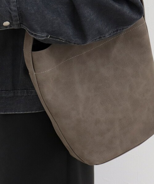 fredy emue（フレディエミュ）の「【BEAURE/ビュレ】ヌバックワンショルバッグ（ショルダーバッグ・レディース・グレイッシュベージュ/ベージュ・FREE）」の6枚目の写真