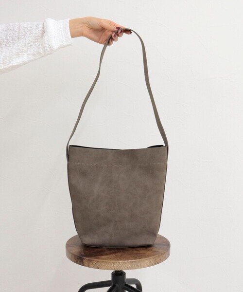 fredy emue（フレディエミュ）の「【BEAURE/ビュレ】ヌバックワンショルバッグ（ショルダーバッグ・レディース・グレイッシュベージュ/ベージュ・FREE）」の8枚目の写真