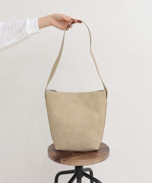 fredy emue（フレディエミュ）の「【BEAURE/ビュレ】ヌバックワンショルバッグ（ショルダーバッグ・レディース・グレイッシュベージュ/ベージュ・FREE）」の9枚目の写真