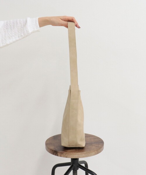 fredy emue（フレディエミュ）の「【BEAURE/ビュレ】ヌバックワンショルバッグ（ショルダーバッグ・レディース・グレイッシュベージュ/ベージュ・FREE）」の10枚目の写真