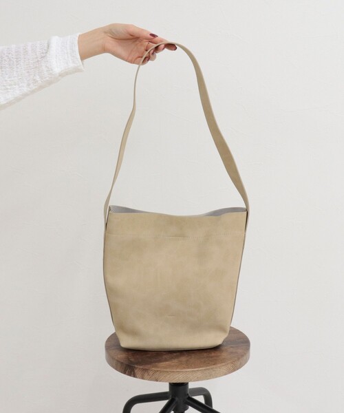 fredy emue（フレディエミュ）の「【BEAURE/ビュレ】ヌバックワンショルバッグ（ショルダーバッグ・レディース・グレイッシュベージュ/ベージュ・FREE）」の11枚目の写真